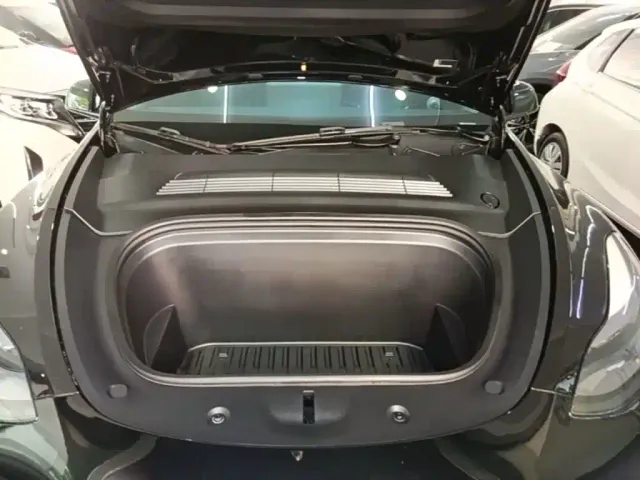 Tesla Model Y — Фото автомобиля 19