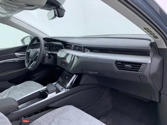 Audi e-tron — Фото автомобиля 18