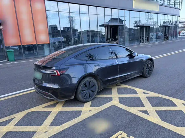 Tesla Model 3 — Фото автомобиля 22