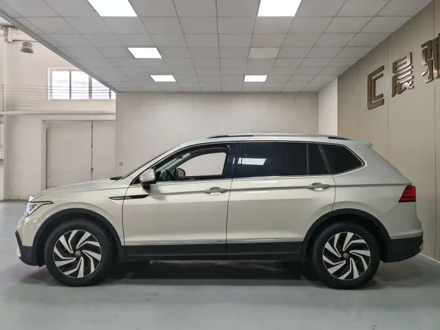 Volkswagen Tiguan L — Фото автомобиля 8