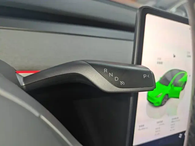 Tesla Model Y — Фото автомобиля 13