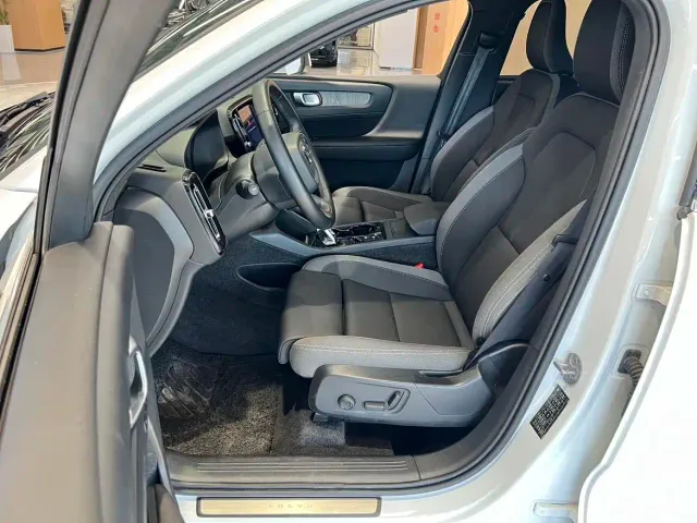 Volvo XC40 — Фото автомобиля 9