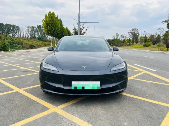 Tesla Model 3 — Фото автомобиля 2