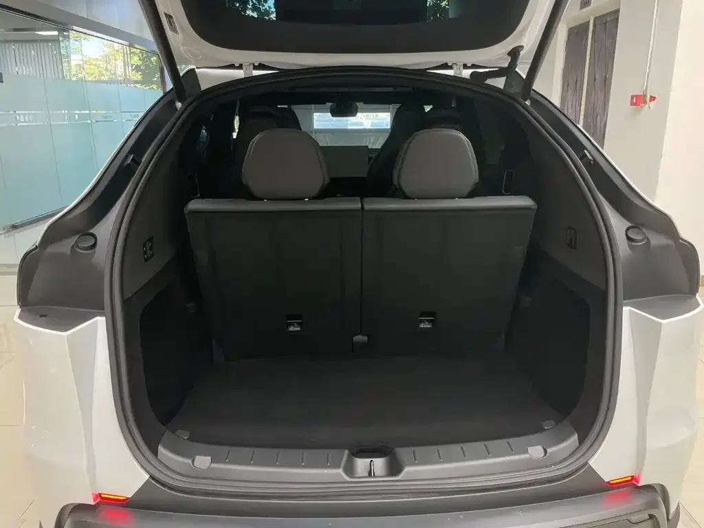 Tesla Model Y L 2025 Facelift Long Range AWD — Фото автомобиля 27