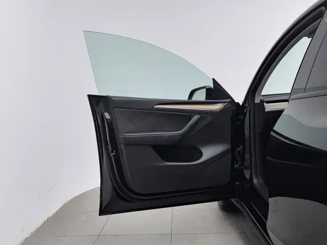 Tesla Model Y — Фото автомобиля 8