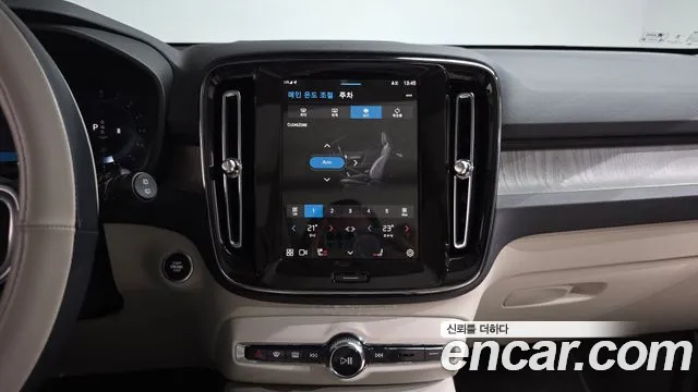 Вольво XC40 — Фото автомобиля 14
