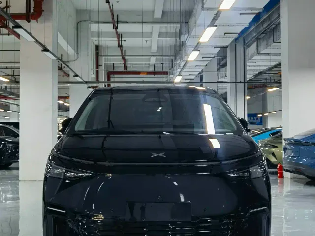 Xpeng X9 — Фото автомобиля 2