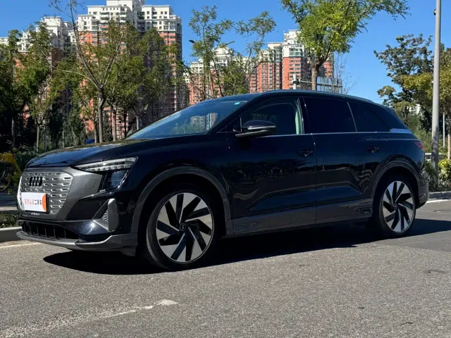 Фотография автомобиля — Audi Q5 e-tron