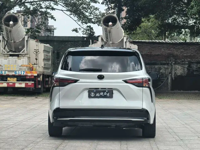Toyota Sienna — Фото автомобиля 5