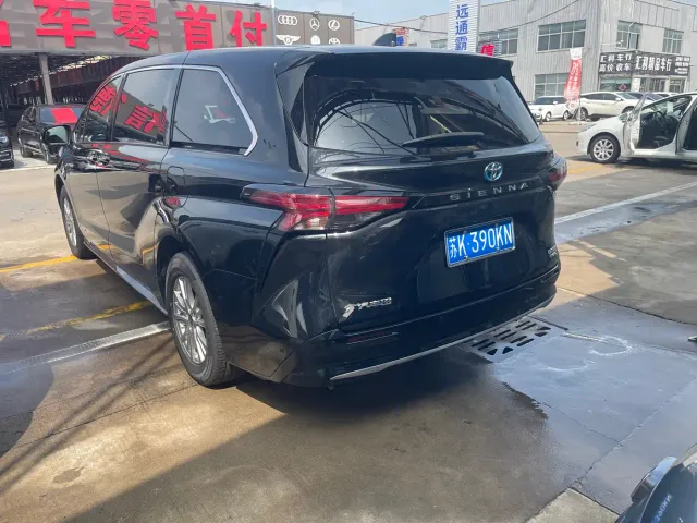 Toyota Sienna — Фото автомобиля 9