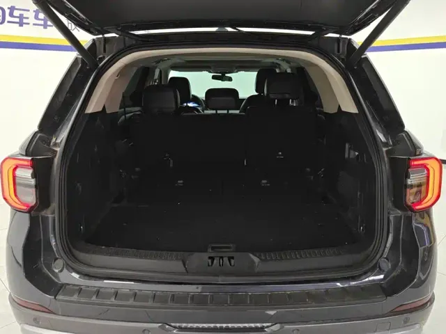 Ford Explorer — Фото автомобиля 4