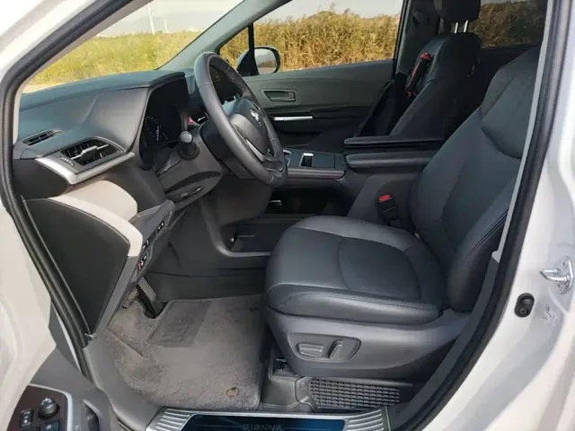 Toyota Sienna — Фото автомобиля 14
