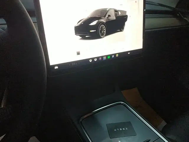 Tesla Model Y — Фото автомобиля 12