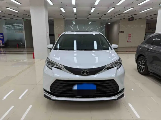 Toyota Sienna — Фото автомобиля 2