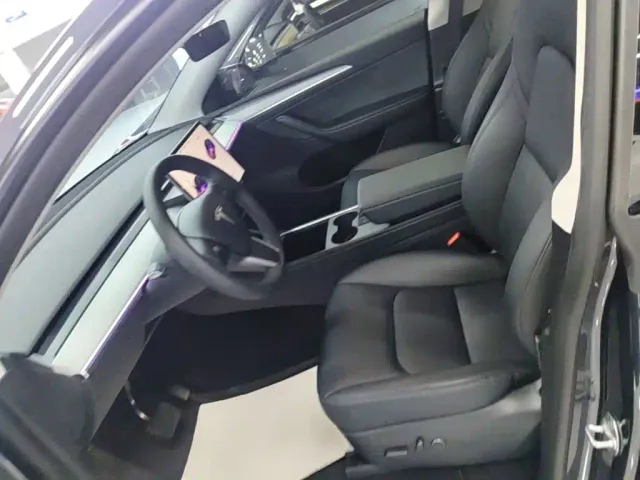 Tesla Model Y — Фото автомобиля 14