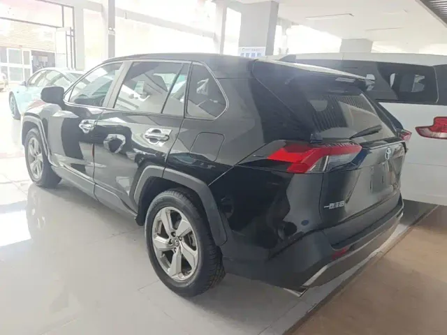 Toyota RAV4 — Фото автомобиля 4