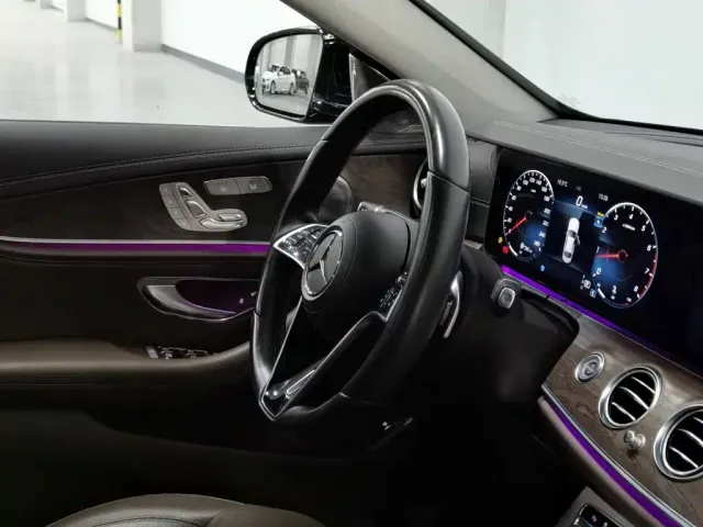 Mercedes-Benz E-Class — Фото автомобиля 22