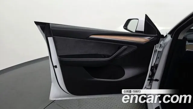 Tesla Model Y — Фото автомобиля 13