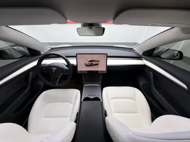 Tesla Model 3 — Фото автомобиля 5