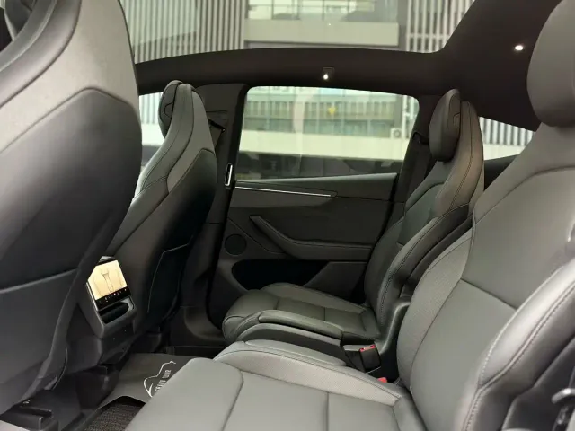 Tesla Model Y L — Фото автомобиля 7