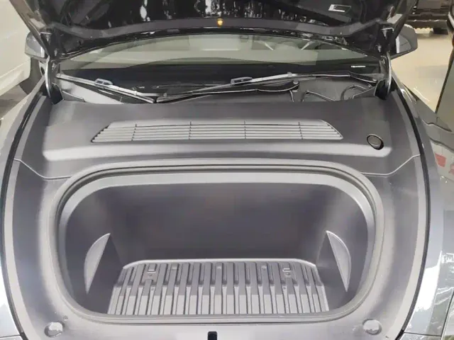 Tesla Model Y — Фото автомобиля 19