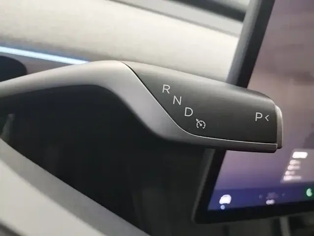 Tesla Model Y — Фото автомобиля 13