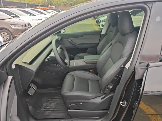 Tesla Model Y — Фото автомобиля 14