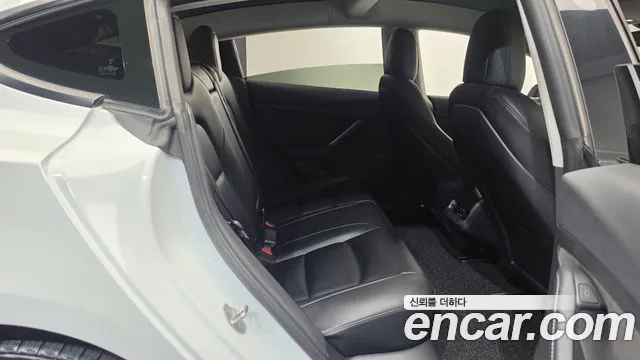 Tesla Model 3 — Фото автомобиля 10