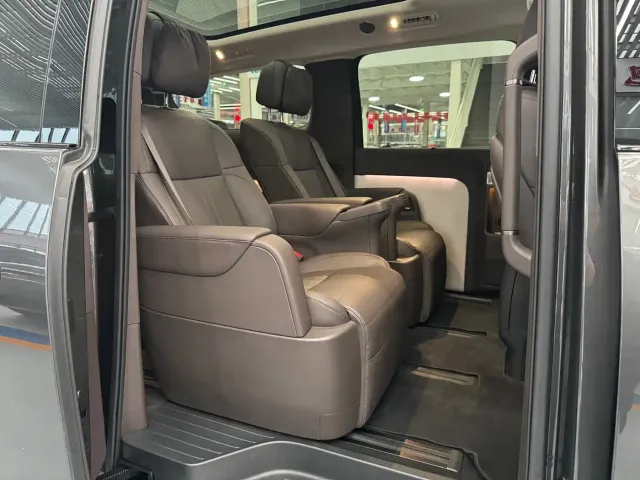 Li Auto MEGA — Фото автомобиля 9