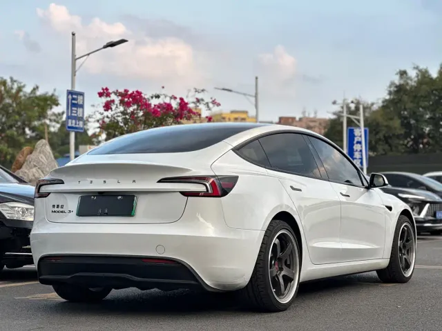 Tesla Model 3 — Фото автомобиля 16