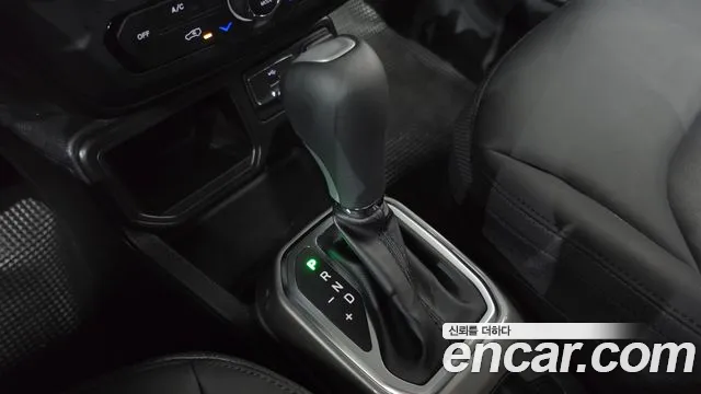 Jeep Renegade — Фото автомобиля 12