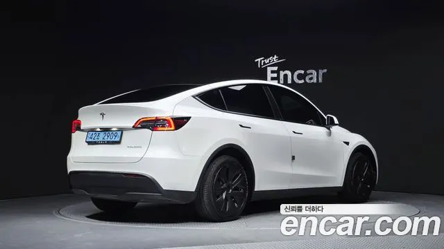 Tesla Model Y — Фото автомобиля 2