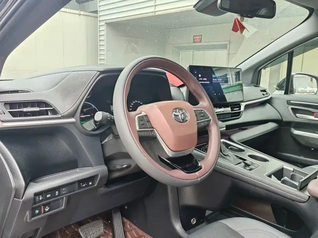 Toyota Sienna — Фото автомобиля 8