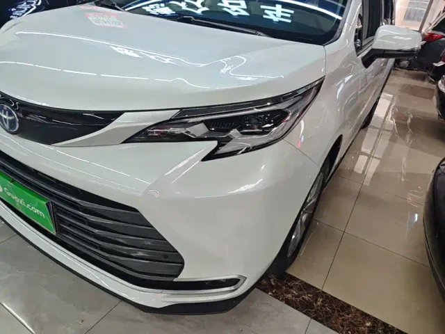 Toyota Sienna — Фото автомобиля 23