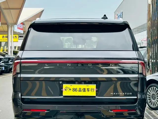 Lincoln Navigator — Фото автомобиля 3