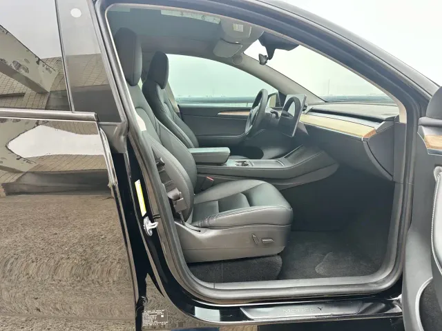 Tesla Model Y — Фото автомобиля 18