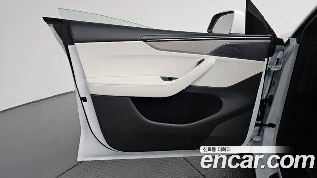 Tesla Model Y — Фото автомобиля 23