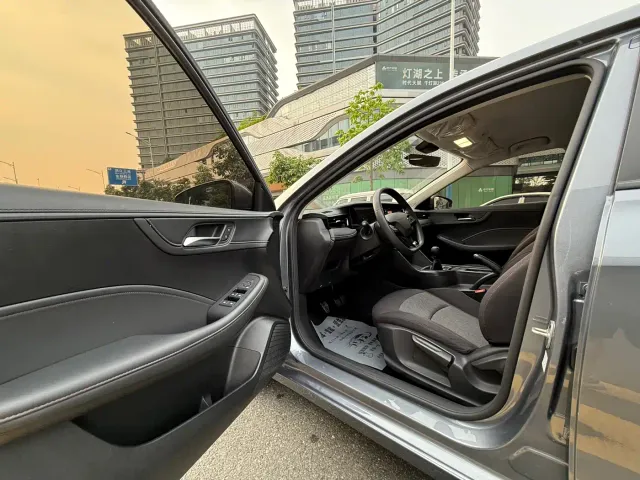 Roewe i5 — Фото автомобиля 10