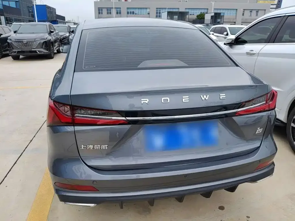 Roewe Roewe i5 2023 1.5L CVT Luxury Edition — Фото автомобиля 3