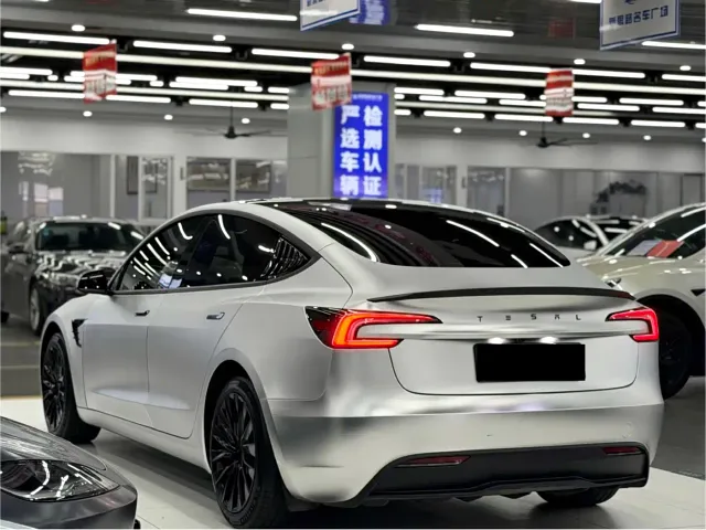 Tesla Model 3 — Фото автомобиля 4