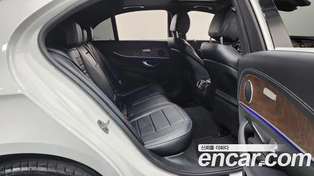 Mercedes-Benz E-Class — Фото автомобиля 11