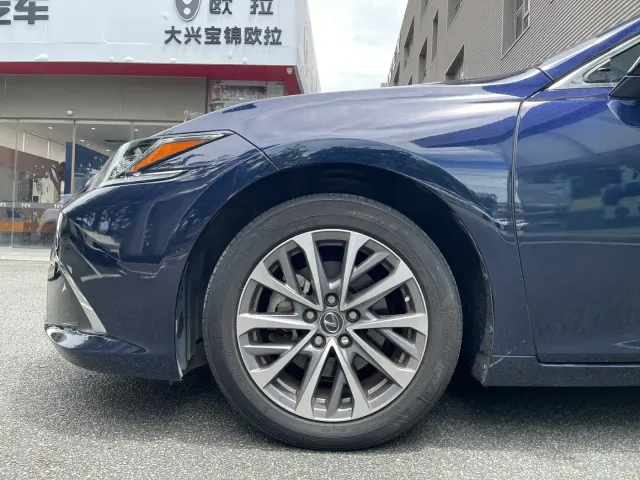Lexus ES — Фото автомобиля 15