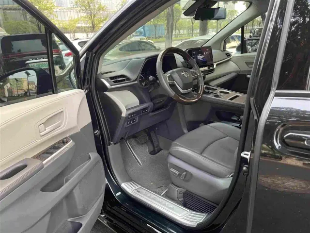 Toyota Sienna — Фото автомобиля 15
