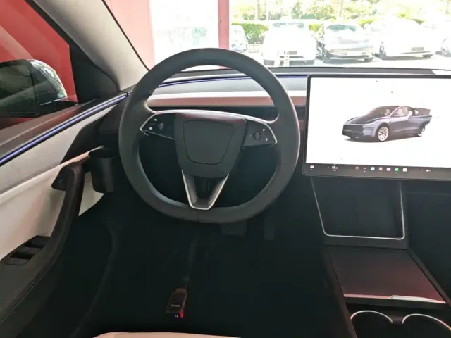 Tesla Model Y — Фото автомобиля 10