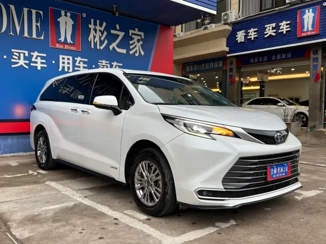 Toyota Sienna — Фото автомобиля 2