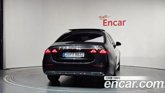 Mercedes-Benz E-Class — Фото автомобиля 4
