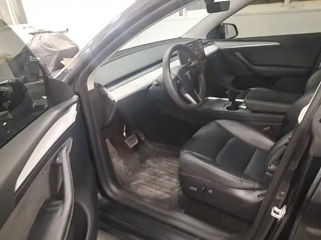 Tesla Model Y — Фото автомобиля 15