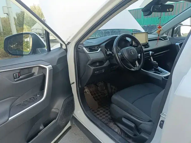 Toyota RAV4 — Фото автомобиля 11