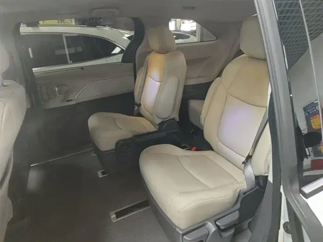 Toyota Sienna — Фото автомобиля 16
