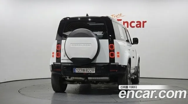 Land Rover Defender — Фото автомобиля 4